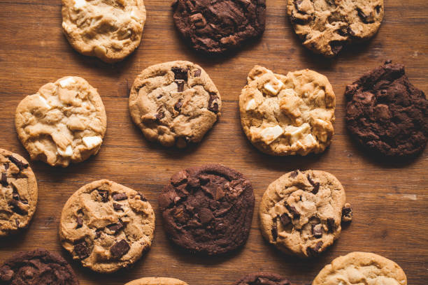 hornear galletas  - chocolate chip cookie cookie preparing food chocolate fotografías e imágenes de stock