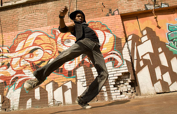 breakdance in the street - breakdancing stock-fotos und bilder