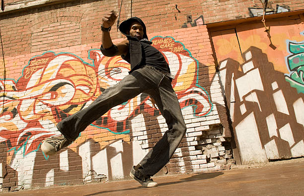 breakdance in the street - b boy photos et images de collection