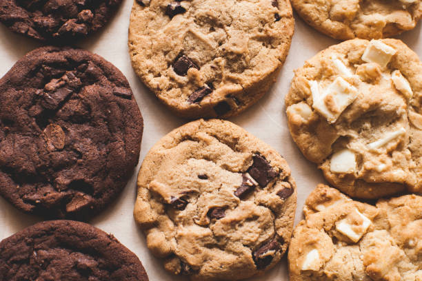 biscotti da forno - chocolate chip cookie bakery chocolate homemade foto e immagini stock