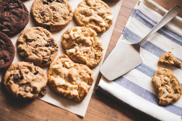 biscotti da forno - chocolate chip cookie bakery chocolate homemade foto e immagini stock