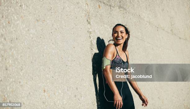 Gesunde Frau Rast Nach Training Stockfoto und mehr Bilder von Fitnesstraining - Fitnesstraining, Glücklichsein, Trainingsraum - Freizeiteinrichtung