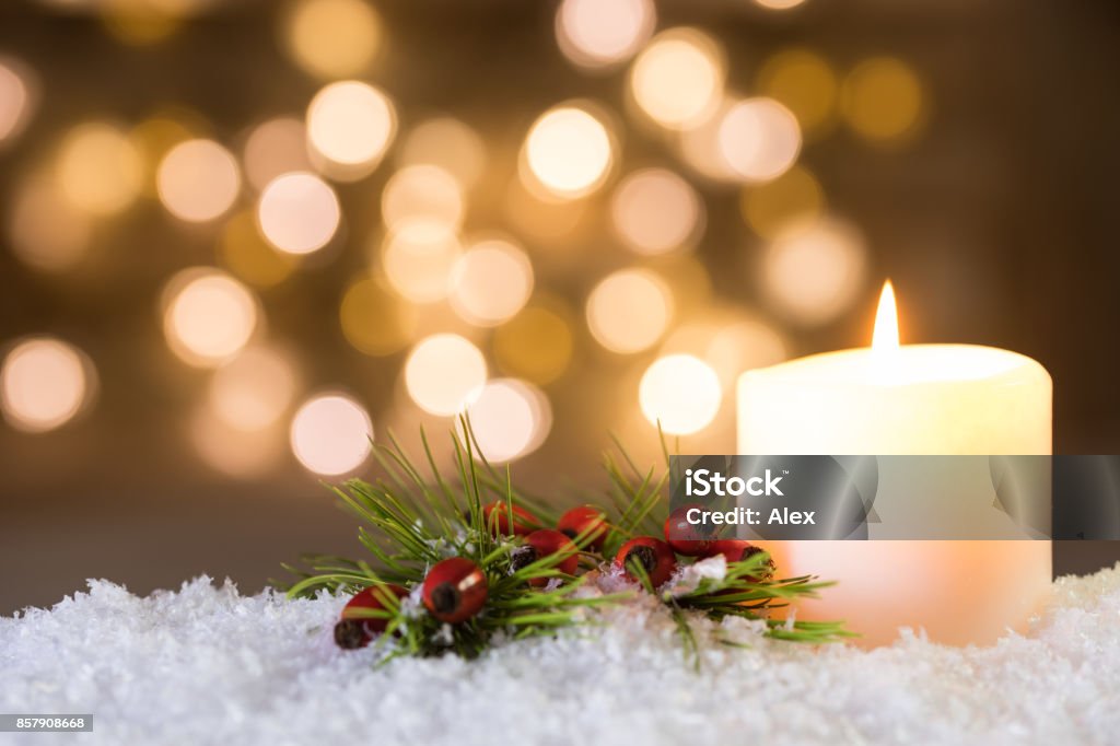 Vela de la Navidad y las luces festivas - Foto de stock de Vela - Equipo de iluminación libre de derechos