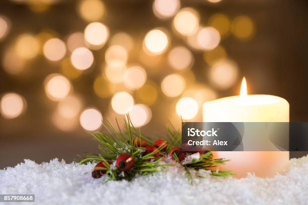 Vela De La Navidad Y Las Luces Festivas Foto de stock y más banco de imágenes de Vela - Equipo de iluminación - Vela - Equipo de iluminación, Tranquilidad, Festivo