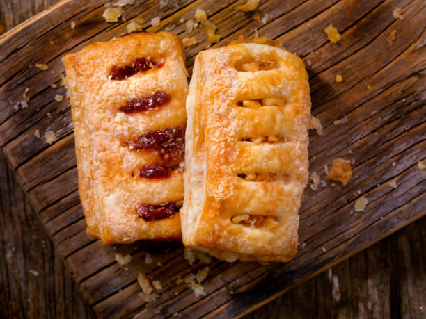 morango e strudels de maçã - apple pie baked pastry crust apple - fotografias e filmes do acervo
