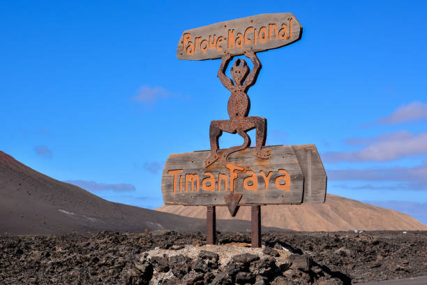 paisajes volcánicos en timanfaya. - parque nacional de timanfaya fotografías e imágenes de stock