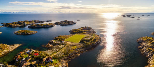 campo de fútbol en henningsvaer desde arriba - lofoten henningsvaer norway village fotografías e imágenes de stock