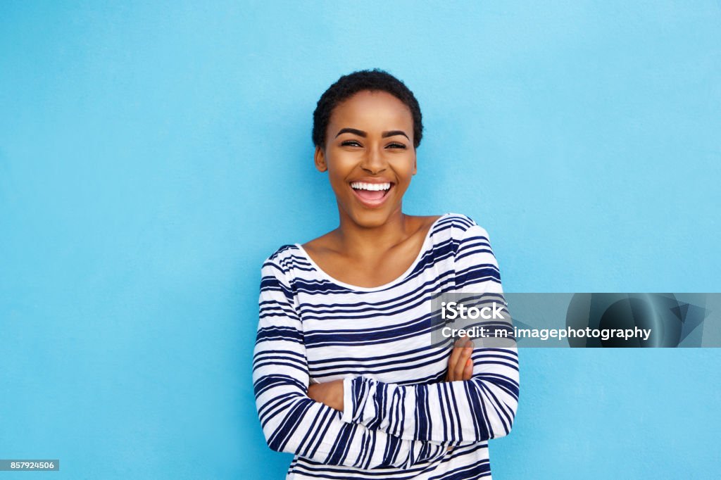 파란 벽에 웃 고 행복 한 젊은 흑인 여자 - 로열티 프리 여자 스톡 사진