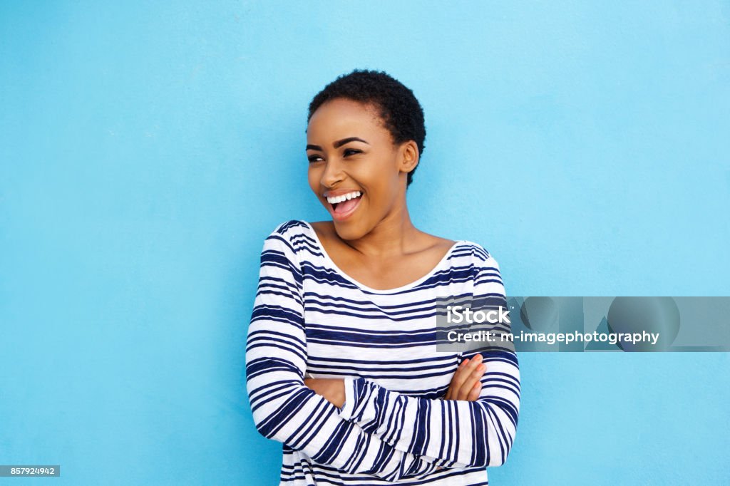 coole junge schwarze Frau Lachen gegen blaue Wand - Lizenzfrei Frauen Stock-Foto