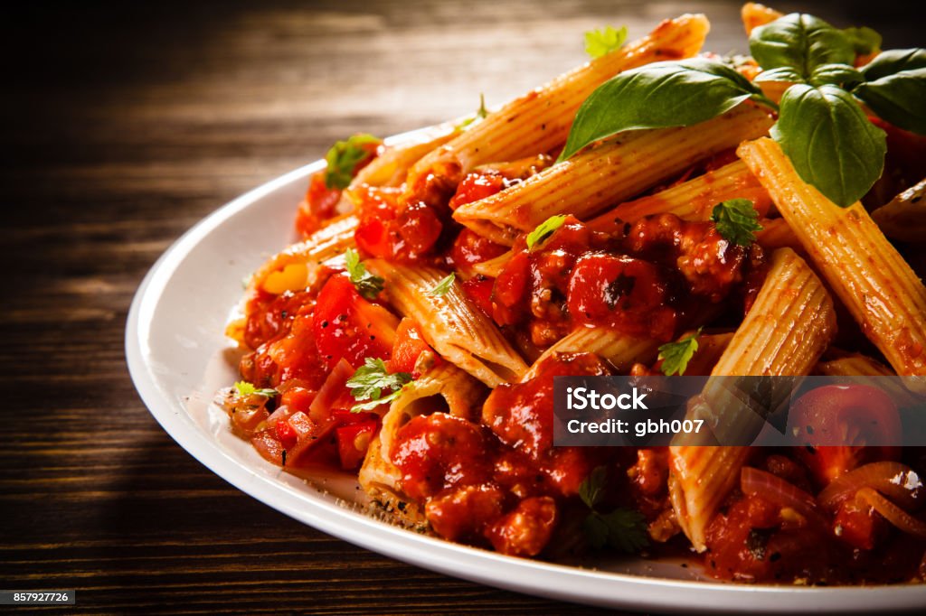 Pasta con carne, salsa di pomodoro e verdure - Foto stock royalty-free di Pasta