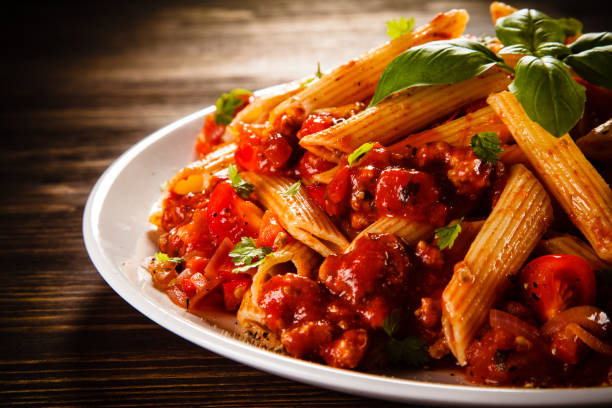 pasta con carne, salsa di pomodoro e verdure - italian cuisine minced meat tomato herb foto e immagini stock