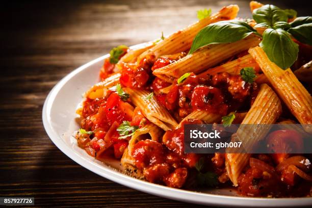 Pasta Con Carne Salsa Di Pomodoro E Verdure - Fotografie stock e altre immagini di Pasta - Pasta, Italia, Cultura italiana