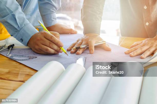 Foto de Arquiteto Engenheiro E Foreman Discutem Com Planta No Escritório e mais fotos de stock de Contramestre