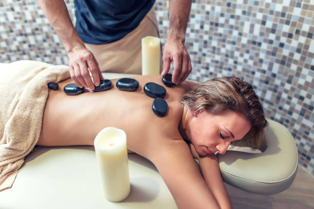 hot stone therapy massage - lastone therapy recovery zen like stone imagens e fotografias de stock