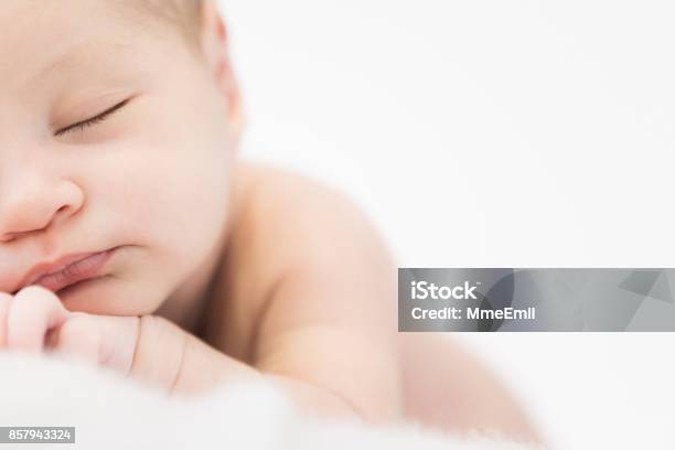 เด็กแรกเกิด ภาพสต็อก - ดาวน์โหลดรูปภาพตอนนี้ - ทารก - อายุ, การนอนหลับ - พักผ่อน, ทารกแรกเกิด
