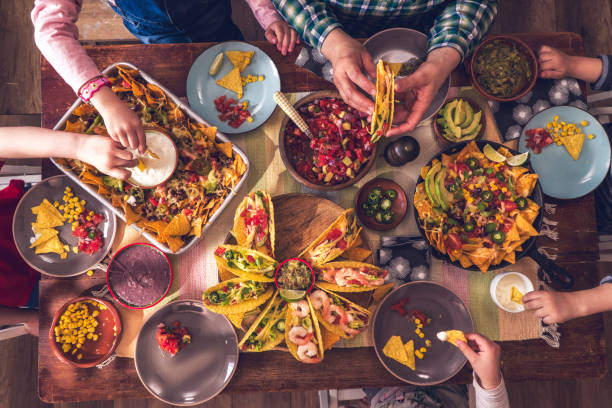 вариация мексиканских тако с пряной сальсой и чипсами начо тортилья - mexican cuisine стоковые фото и изображения