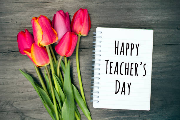 happy teacher's day card z bukietem tulipanów i notatnikiem na ciemnym drewnianym stole - czarny_bez zdjęcia i obrazy z banku zdjęć
