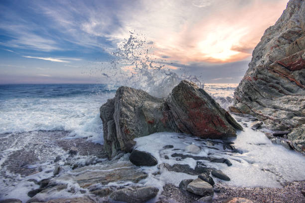 ola olvidarse on rocks - spraying beaches summer sunlight fotografías e imágenes de stock