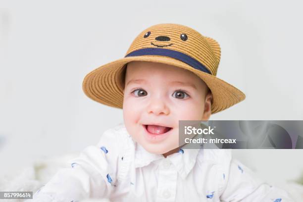 Bambino Con Cappello Di Paglia - Fotografie stock e altre immagini di  Abbigliamento da neonato - Abbigliamento da neonato, Allegro, Bambini  maschi - iStock