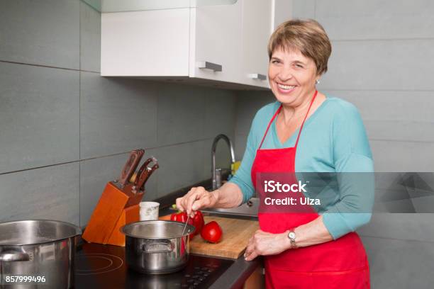 Gerne Ältere Frau Die Kochen In Der Küche Zu Hause Stockfoto und mehr Bilder von Alt