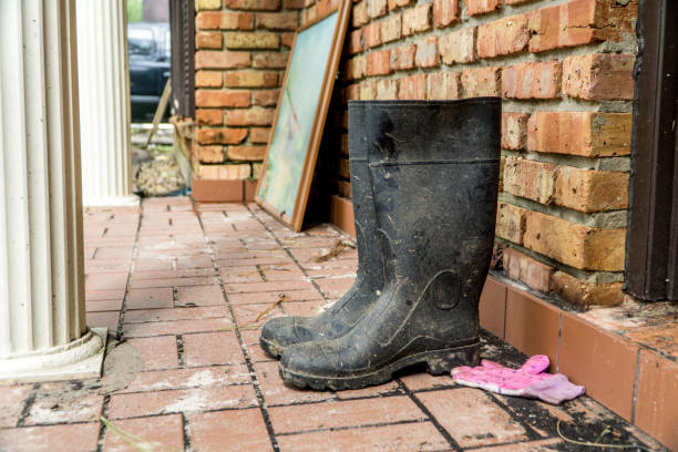 déchets et débris à l’extérieur des maisons de houston - harvey photos et images de collection