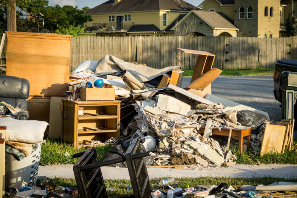 déchets et débris à l’extérieur des maisons de houston - stack damaged photos et images de collection