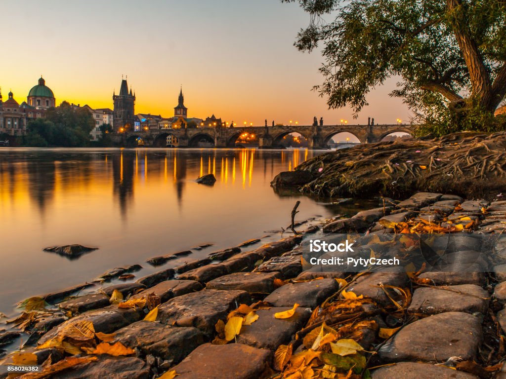 Pont Charles avec tour du pont de vieille ville reflète dans la rivière Vltava au matin l’heure du réveil, Prague, République tchèque - Photo de Prague libre de droits