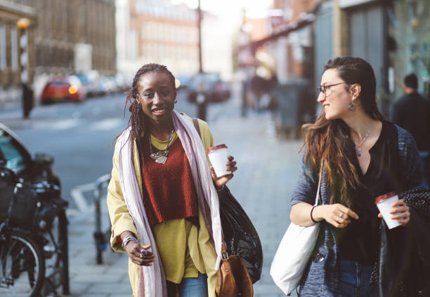 jeunes femmes marchant ensemble dans l’east end de londres - east london photos et images de collection