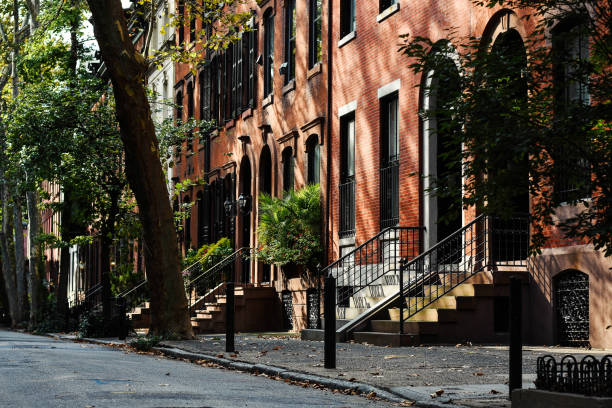 istock Side of the street 858027722