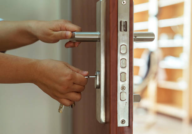 puerta con llave - puerta estructura creada por el hombre fotografías e imágenes de stock