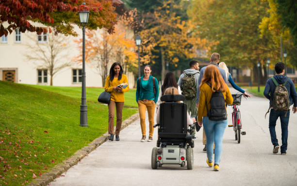вид сзади на студентов, идущих по парку - campus autumn walking university стоковые фото и изображения
