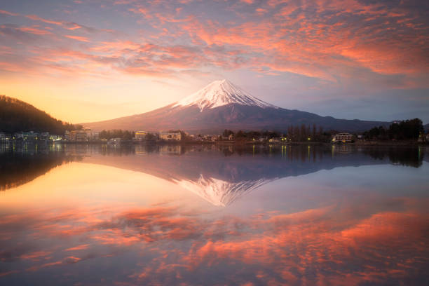 fuji gebirge spiegelung auf dem wasser mit sonnenaufgang landschaft, berg fuji am lake kawaguchiko, japan - berg fudschijama stock-fotos und bilder