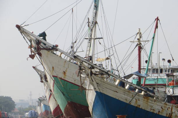 スンダ クラパ港で phinisi - traditional culture tall ship mast sailing ship ストックフォトと画像