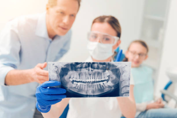 nahaufnahme von x-ray kiefer scan vom zahnarzt geprüft - x ray dental hygiene dentist x ray image stock-fotos und bilder