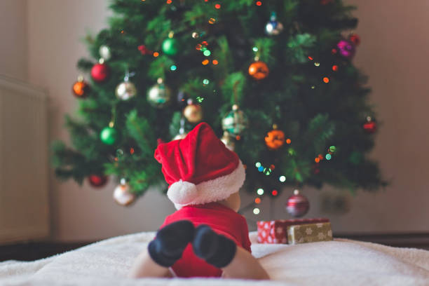 árvore de natal e bebê fofo - lying on front joy enjoyment happiness - fotografias e filmes do acervo