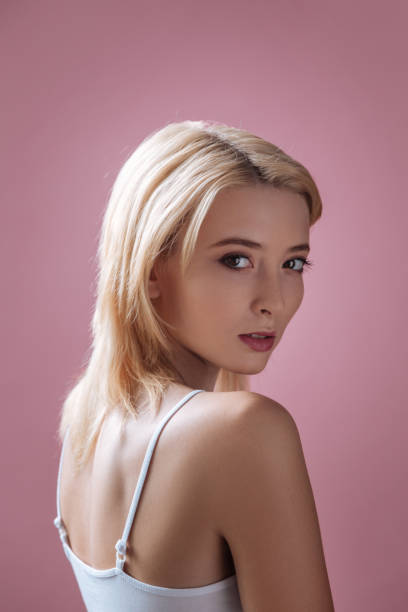 portret uważnego modelu podczas pracy - vertical studio shot indoors pink zdjęcia i obrazy z banku zdjęć