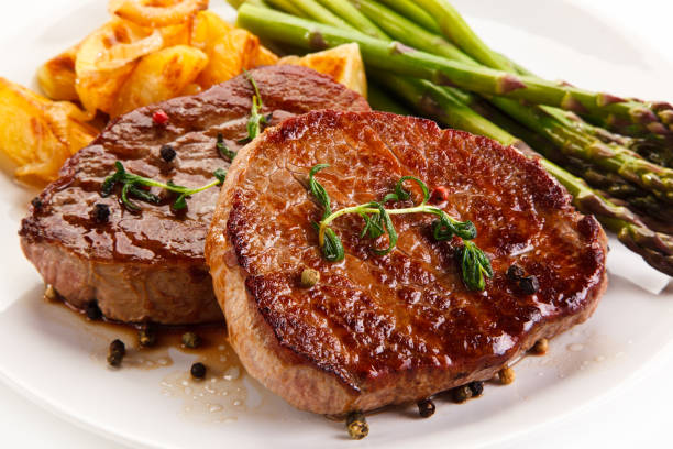 grilled steak with asparagus - pork imagens e fotografias de stock