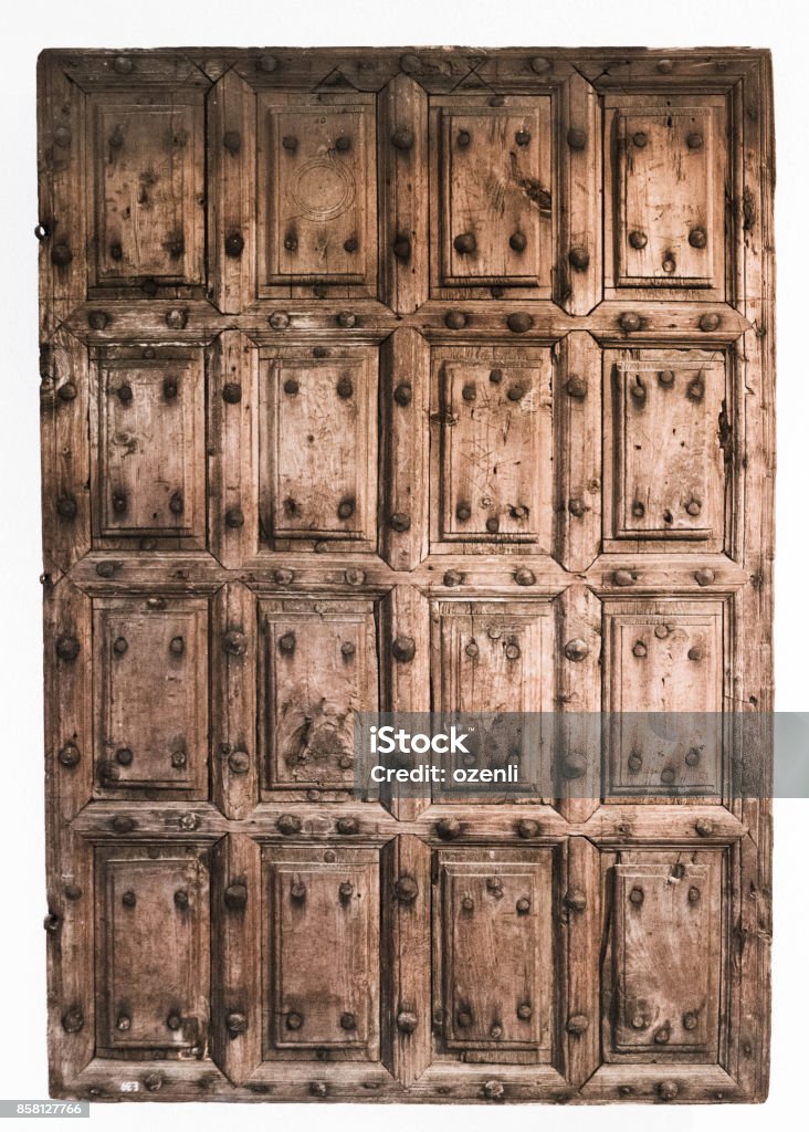 ahsap eski kapı Antalya müzesinde sergilenen ahşap ev kapısı Cut Out Stock Photo