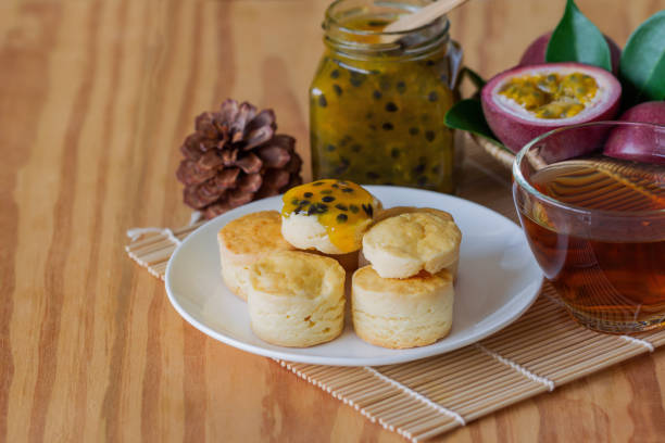 scones caseiros simples servem com geleia caseira de maracujá. scones é bolo inglês para chá da tarde chá, creme. deliciosos scones simples no condado de devon ou cornish estilo creme para a hora do chá. - cornish cream tea - fotografias e filmes do acervo