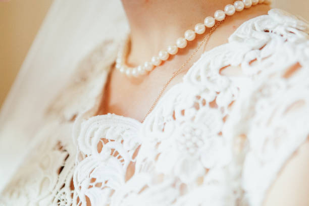 pecho de la hermosa novia con collar de perlas - pearl jewelry wedding necklace fotografías e imágenes de stock
