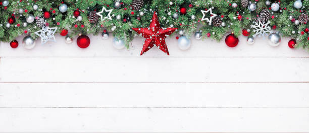 전나무 지점과 하얀 판자-크리스마스 테두리에 장식 - christmas ornament christmas decoration white 뉴스 사진 이미지