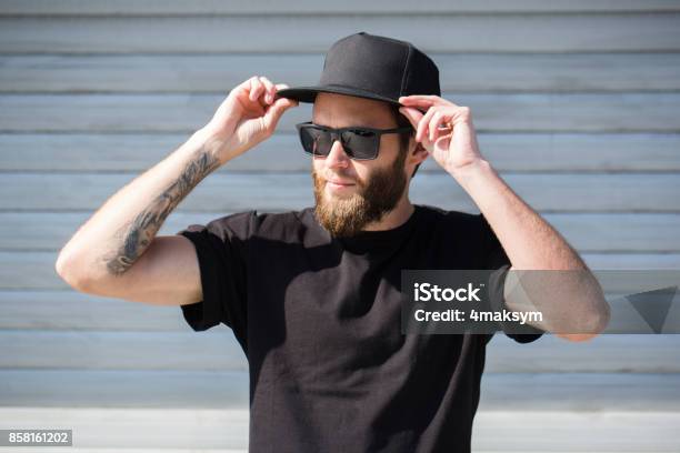 Hipster Guapo Modelo Masculino Con El Uso De Barba Negra En Blanco Gorra Con Espacio Para Su Logo Foto de stock y más banco de imágenes de Sombrero