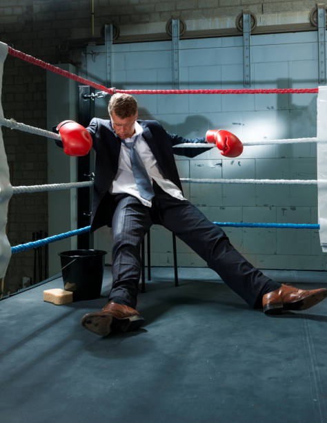 hombre de negocios vuelca en esquina de con anillo de cazoleta - boxing caucasian men business fotografías e imágenes de stock