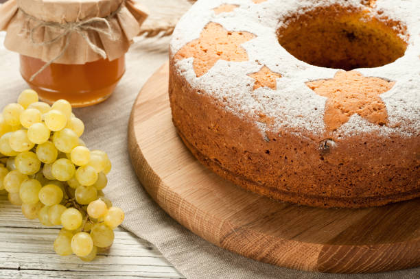 gâteau aux fruits traditionnel maison à table en bois blanc - fruitcake christmas cake cake raisin photos et images de collection