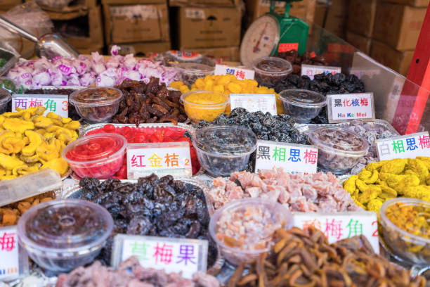 magasins vente une cuisine traditionnelle et produits pour le nouvel an chinois - vietnam market asia bird photos et images de collection