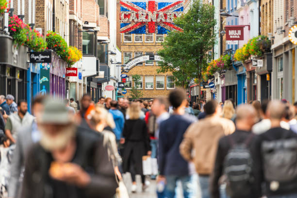 carnaby street londra - crowd store europe city street foto e immagini stock