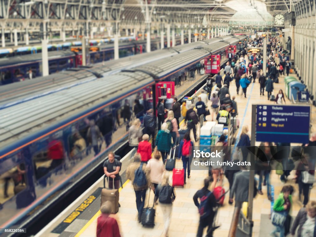 Estación de tren ocupado y plataforma - Foto de stock de Tren libre de derechos