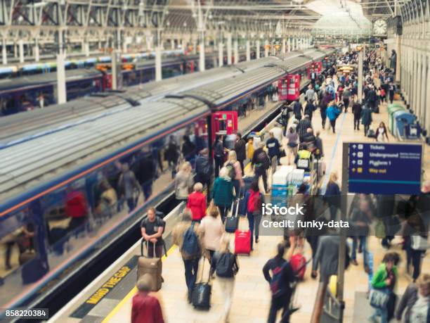 Estación De Tren Ocupado Y Plataforma Foto de stock y más banco de imágenes de Tren - Tren, Pasajero, Reino Unido