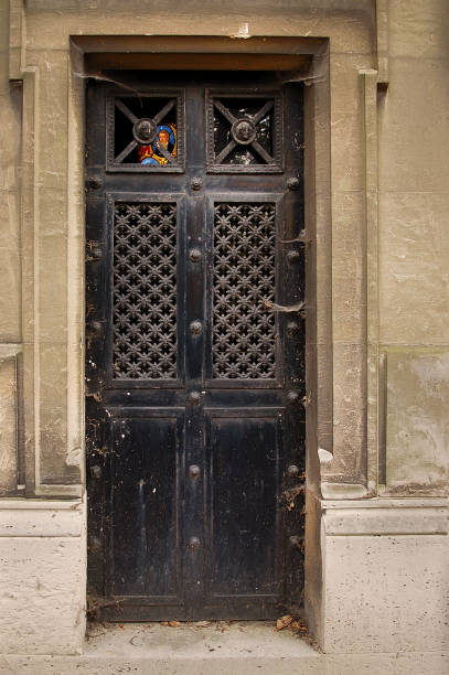 istock Pere Lachaise mausoleum 858236672