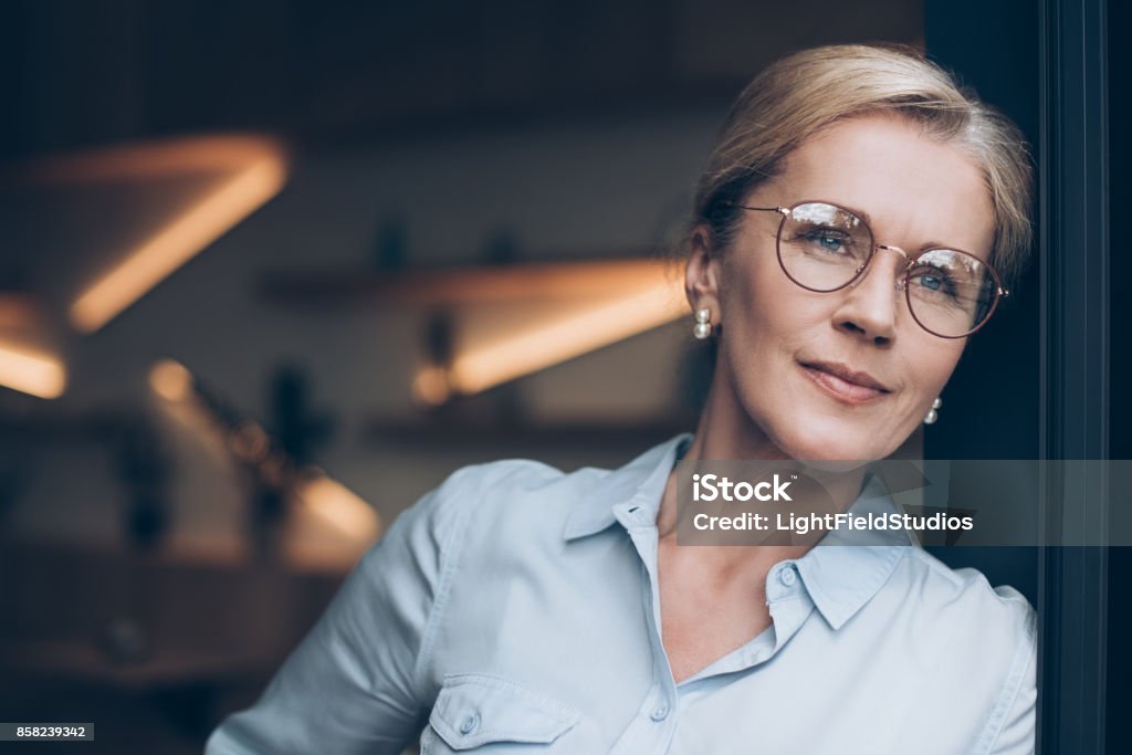 mujer pensativa en las lentes - Foto de stock de Gafas libre de derechos